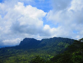 Hanthana Mountain hike to Uda Kanda temple and tea plantation from Kandy